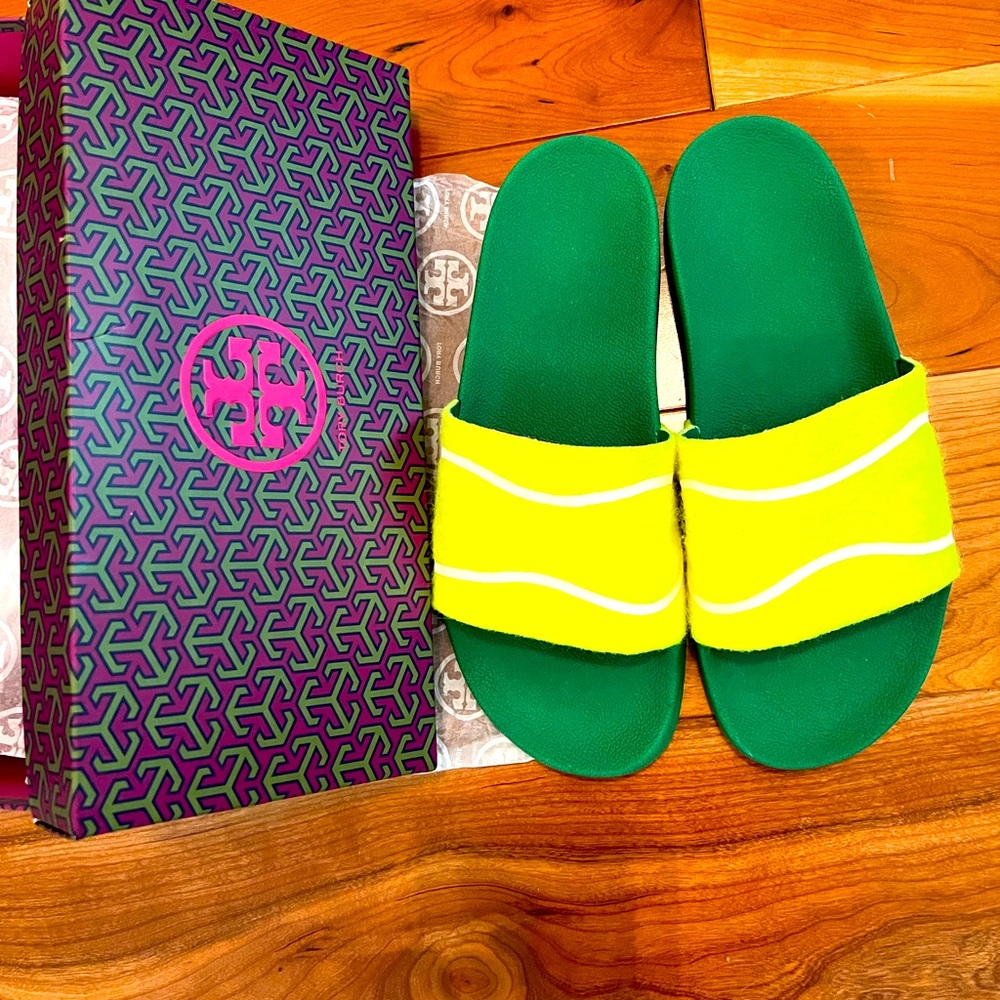 Adorable Tory Burch slides